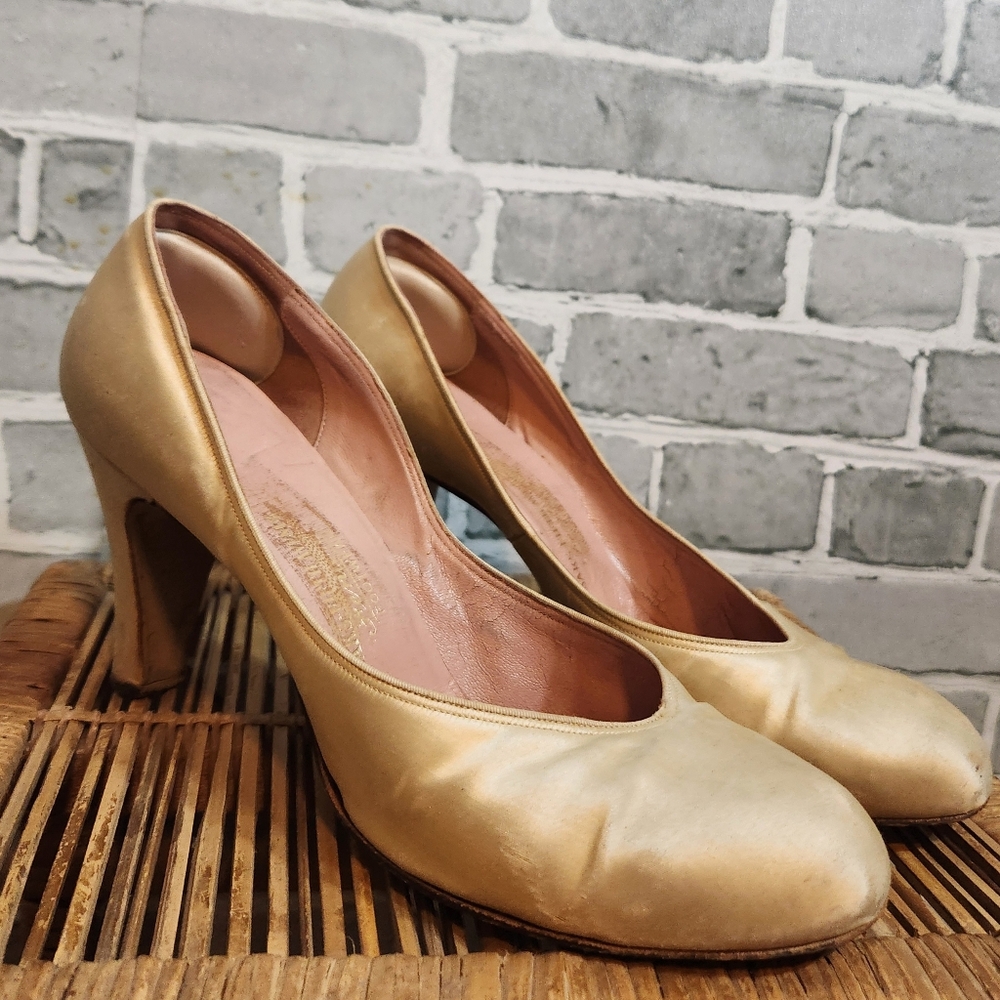 VINTAGE Saks Fifth Avenue 1930s Beige Satin Dancer Pumps 8.5 AAA